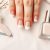 Jak zrobić french manicure zwykłym lakierem? Krok po kroku